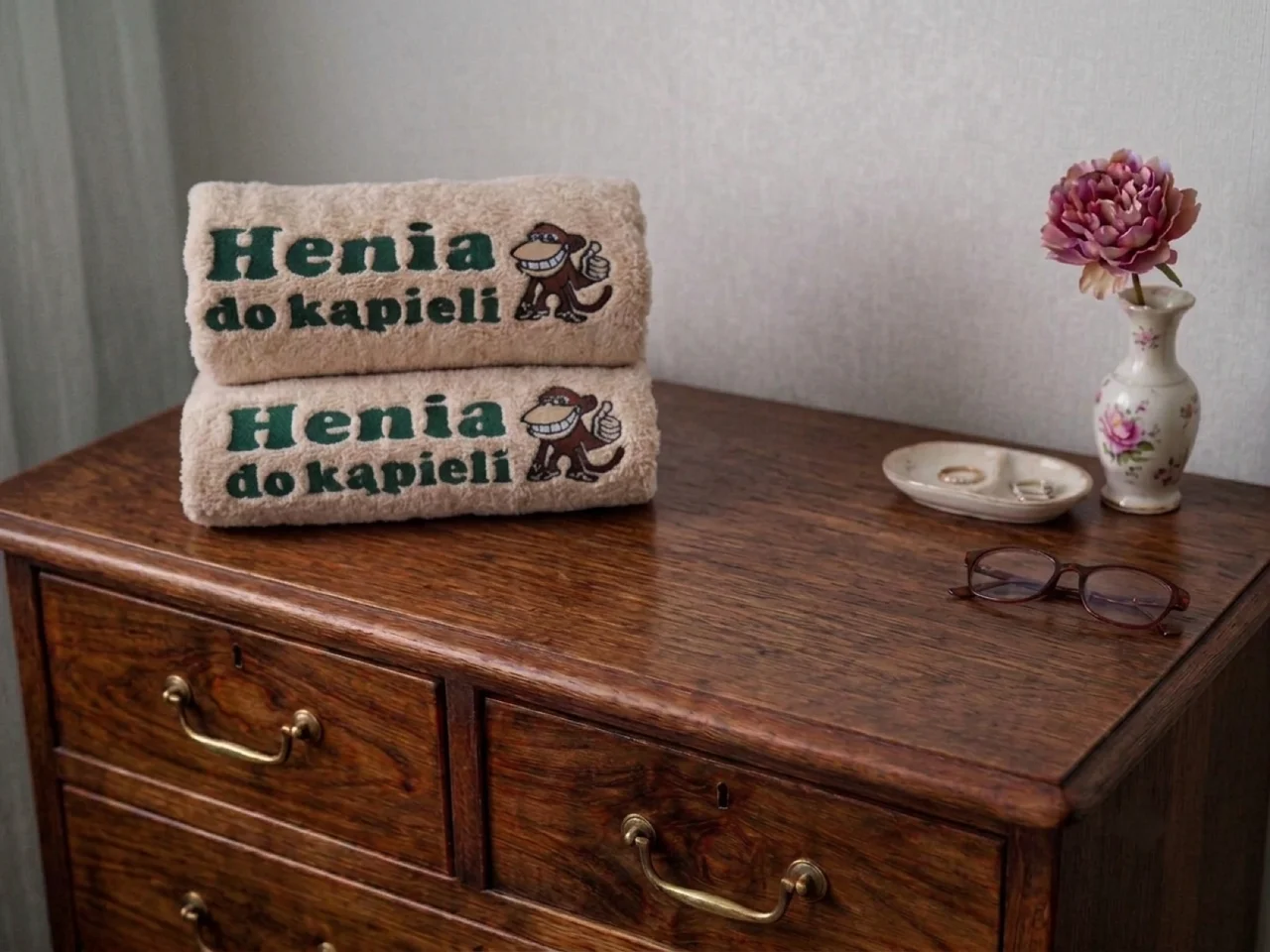 Zestaw na imieniny: ręcznik 70×140 i 50×100 z haftem w koszu — ujęcie 8 z 8