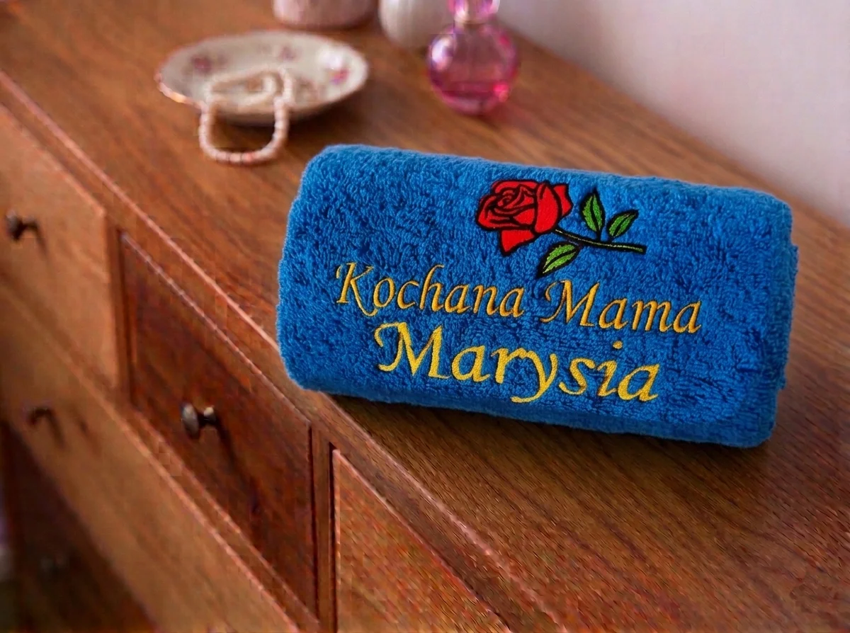 Ręcznik 70×140 z haftem imienia lub dedykacji: prezent urodzinowy — ujęcie 5 z 10