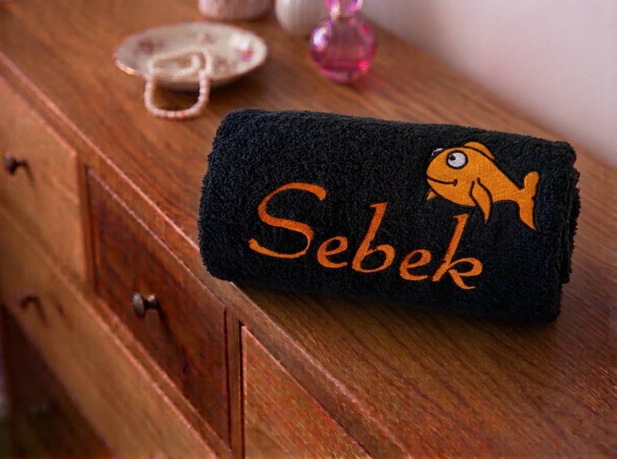 Ręcznik 70×140 z haftem imienia lub dedykacji: prezent urodzinowy — ujęcie 6 z 10